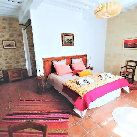 Domaine De Gaia, Piscine, Petanque, Ping Pong, Proche Saint-emilion Bed & Breakfast