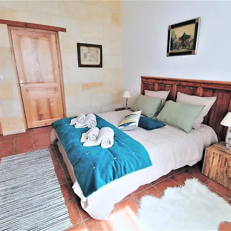 Domaine De Gaia, Piscine, Petanque, Ping Pong, Proche Saint-emilion Bed & Breakfast *