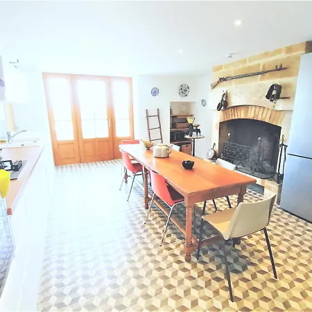 Domaine De Gaia, Piscine, Petanque, Ping Pong, Proche Saint-emilion Bed & Breakfast