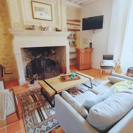 Domaine De Gaia, Piscine, Petanque, Ping Pong, Proche Saint-emilion Bed & Breakfast