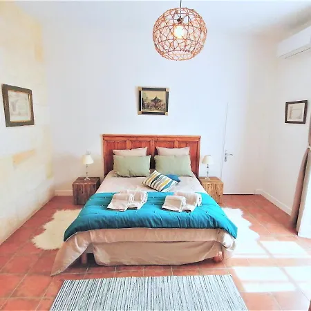 Domaine De Gaia, Piscine, Petanque, Ping Pong, Proche Saint-emilion Bed & Breakfast
